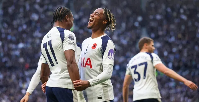 photo  wilson odobert avec son coéquipier français mathys tel contre manchester united, début novembre.  &copy;  alex pantling /  afp 