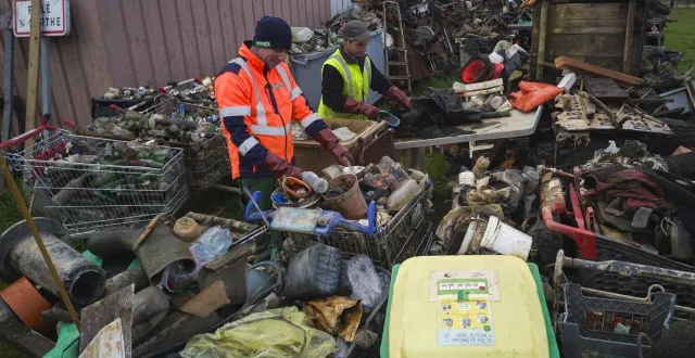 photo  roëzé-sur-sarthe, mardi 25 novembre 2025. les déchets ont été apportés au fil des semaines au centre d’exploitation où ils ont été triés.  &copy;  le maine libre - denis lambert 