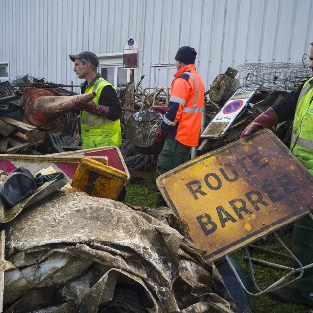 photo les déchets quitteront bientôt le centre d’exploitation pour être emmenés dans un centre de tri.  ©  le maine libre - denis lambert