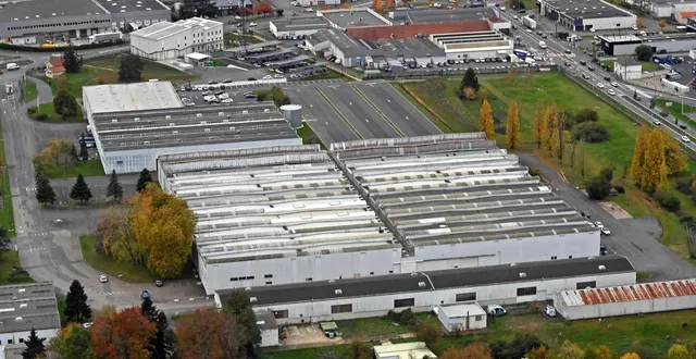 photo  dans le cadre de sa reconversion, l’ancien site dorel (au premier plan), au nord-est de cholet, doit accueillir près de 500 emplois d’ici 2028.  &copy;  co - étienne lizambard 