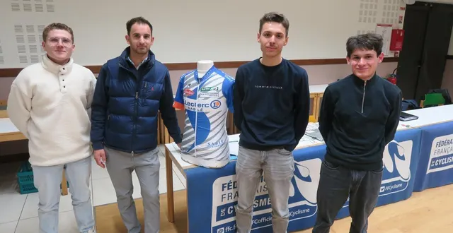 photo  bryan feytout, le directeur sportif (à gauche), a présenté ses recrues paul corbin, dorian beaumont et thomas courcier, lors de l’assemblée générale du sablé sarthe cyclisme, samedi 22 novembre 2025.  &copy;  ouest-france 