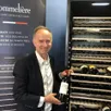 photo didier grychta, pdg du groupe frio, devant sa cave à vins connectée et intelligente de la marque la sommelière.