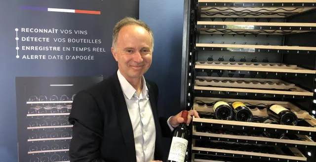 photo  didier grychta, pdg du groupe frio, devant sa cave à vins connectée et intelligente de la marque la sommelière.  &copy;  photo archives le maine 