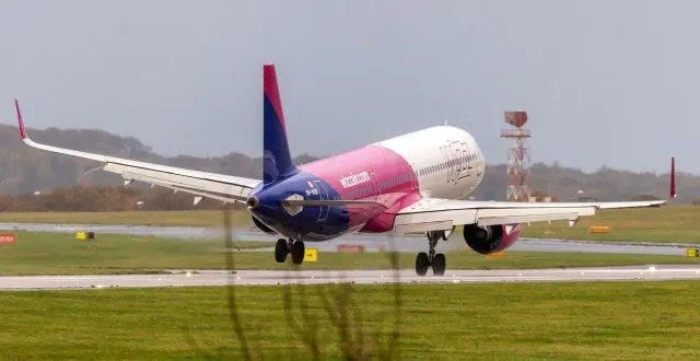 photo  l’avion préparait son décollage quand les deux individus sont entrés sur le tarmac.  &copy;  photo d’illustration : andrew mccaren/lnp//sipa 