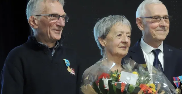 photo  de gauche à droite, gérard claire, président démissionnaire du club d’athlétisme, son épouse, et noël bleu, vice-président départemental de l’athlétisme.  &copy;  ouest-france 