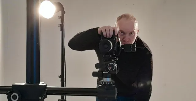 photo  gildas paré a ouvert au mesnil-en-vallée son atelier photo studio pp (photographie & pixels).  &copy;  ouest-france 