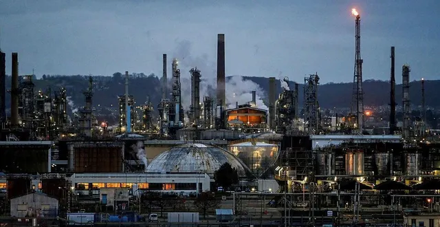 photo  la normandie est la 3e région industrielle en termes d’emploi. lesquels sont très concentrés sur l’axe seine (ici port jérôme), induisant une « surconcentration d’ouvriers ».  &copy;  archives ouest-france/martin roche 