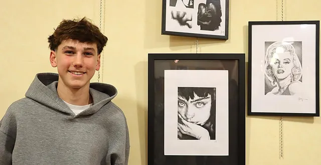 photo  paul abellard, 16 ans, a été plébiscité par le public du salon des arts, à jallais, pour son œuvre intitulée “la femme désire”.  &copy;  ouest-france 