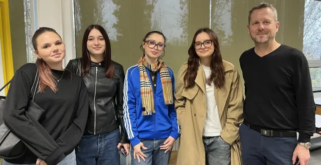 photo  quatre élèves de première ma (métiers de l’accueil) et leur professeur de lettres michael lanceleur.  &copy;  le maine libre 