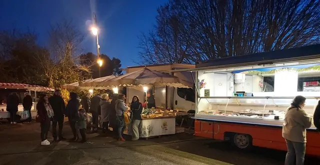 photo  les producteurs locaux du marché retrouvent leurs clients chaque semaine depuis 10 ans.  &copy;  le maine libre 