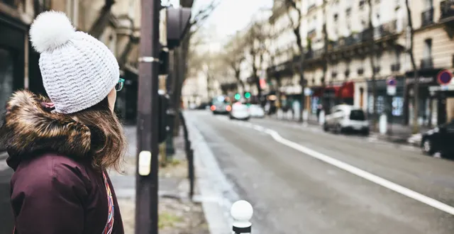 photo débat. supprimer des places de stationnement près des passages piétons, pour ou contre ? &copy; adobestock / creativephotography