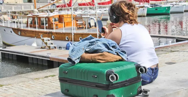 photo  les bagages des vacanciers mal rangés ont terminé à l’eau.  &copy;  photo d’illustration : gile michel/sipa 