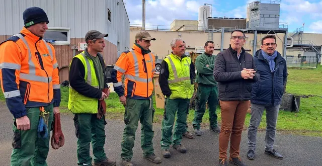 photo  françois boussard et vincent loison présentent le bilan des écourues en présence des agents départementaux qui ont retiré les déchets et réalisé des travaux d’entretien.  &copy;  ouest-france 