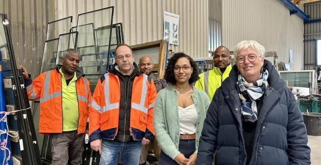photo  avrillé, mardi 25 novembre 2025. larissa le bihan (au centre), directrice de revie-verre, entourée de salariés en insertion, et viviane le ny, présidente du réseau aci 49 (à droite).  &copy;  co - chloé bossard 