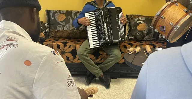 photo  le musicien marcone cruz a animé la partie musicale des ateliers.  &copy;  ouest-france 