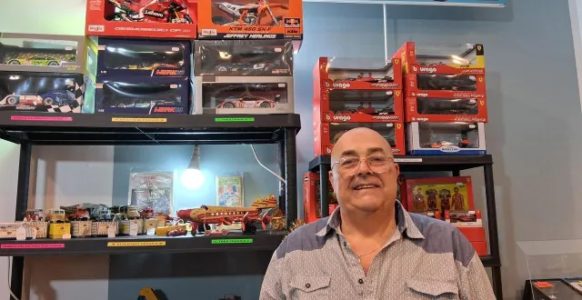 photo  le mans, lundi 24 novembre 2025. yann richard devant une partie de sa collection.  &copy;  le maine libre 