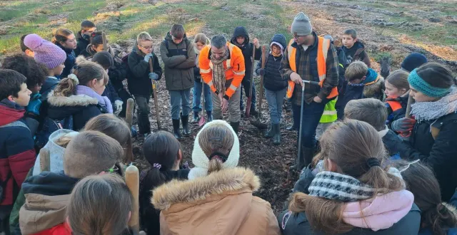 photo  les techniciens d’alliance forêts bois entourés par des collégiens apprentis jardiniers.   &copy;  co 