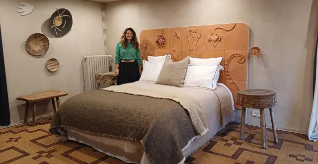 photo  samedi 29 et dimanche 30 novembre 2025, alexandra trarieux, architecte d’intérieur d’habloville (orne) organise son premier événement « matière à rencontres » à son domicile, l’occasion de découvrir des artistes, notamment marie levêque, céramiste qui a créé la tête de lit de sa chambre d’hôte du rez-de-chaussée.  &copy;  ouest-france 