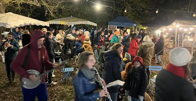 photo  en déambulation, la fanfare pixel a imprimé un rythme festif à l’édition spécial « léon » du marché de la casserie.  &copy;  co 