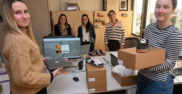 photo  montjean-sur-loire (mauges-sur-loire), mardi 25 novembre. l’équipe de la discrète marque ligérienne sessile s’apprête à fermer son site durant 24 heures pour orienter ses clients vers sa vingtaine de revendeurs physique et promouvoir la réparation de leurs chaussures.  &copy;  co – laurent combet 