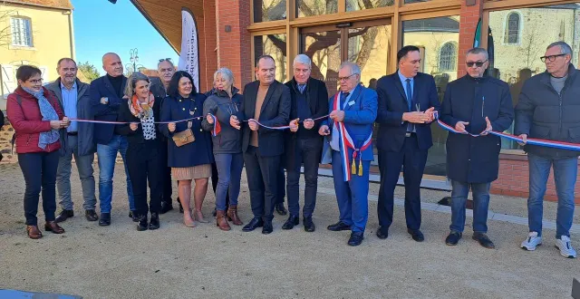 photo  le maire de spay, les élus locaux nationaux et départementaux ont inauguré la nouvelle médiathèque, vendredi 21 novembre 2025, en coupant, le ruban tricolore.  &copy;  ouest-france 