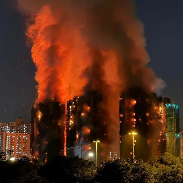 photo d’épaisses fumées et des flammes s’élèvent alors qu’un important incendie ravage plusieurs immeubles d’habitation du complexe résidentiel wang fuk court, dans le district de tai po à hong kong, le 26 novembre 2025.  ©  yan zhao / afp