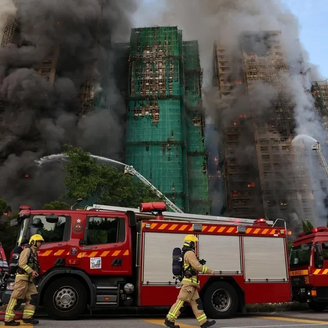 photo des pompiers s’efforcent d’éteindre les flammes qui ravagent des échafaudages en bambou sur plusieurs bâtiments du complexe résidentiel wang fuk court à tai po, hong kong, chine, le 26 novembre 2025.  ©  tyrone siu / reuters