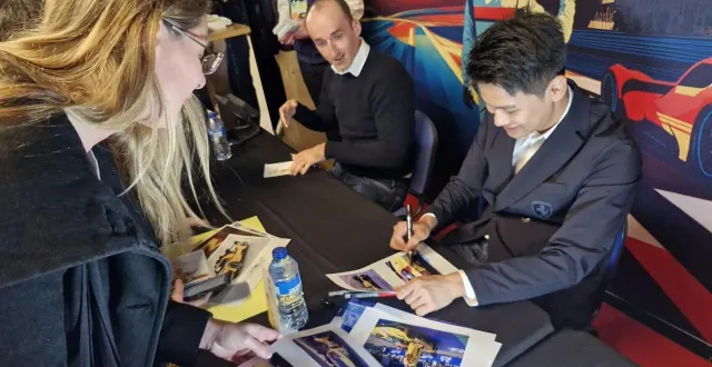photo  robert kubica et yifei ye prennent le temps de faire des dédicaces aux spectateurs venus pour l’avant-première du film.  &copy;  le maine libre 