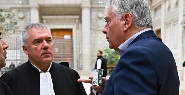 photo  gilles bourdouleix, maire de cholet (maine-et-loire), levant son majeur dès qu’un objectif d’appareil photo est braqué sur lui.  &copy;  franck dubray / ouest france 