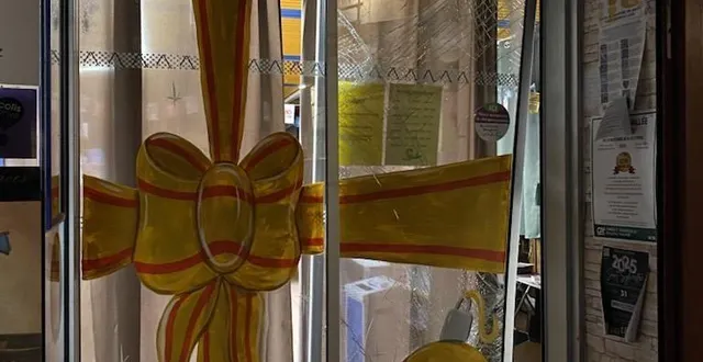 photo  beaufort-en-anjou, le 26 novembre 2025. la porte de la maison de presse de beaufort, vue de l’intérieur, après la tentative d’effraction commise dans la nuit.  &copy;  document remis 