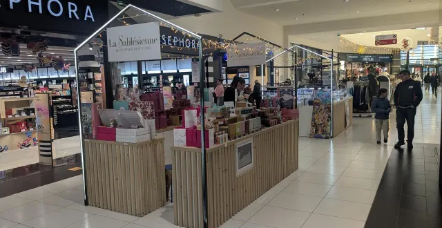 photo  angers, le 28 novembre 2025. un marché de noël a pris place dans l’espace anjou jusqu’à la fin du mois décembre, avec 19 chalets d’artisans et producteurs locaux. un million de visiteurs sont attendus d’ici la fin de l’année.  &copy;  co 