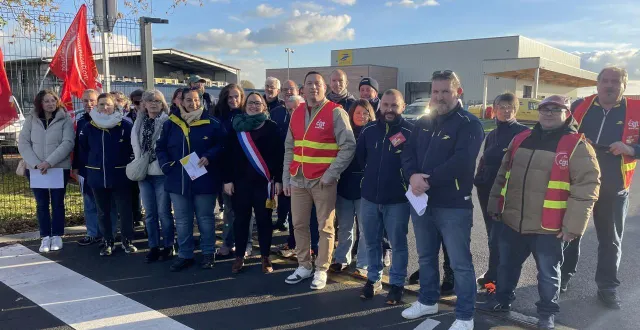 photo  ce mercredi 26 novembre 2025, la cgt fapt 72 et les facteurs ont exprimé leur mécontentement devant le nouveau centre de tri de la poste, au bailleul (sarthe).  &copy;  le maine libre 