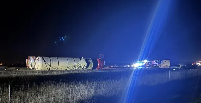 photo  un camion contenant du gaz est actuellement couché sur l’a83. la circulation a été totalement coupée et des déviations mises en place.  &copy;  ouest-france 