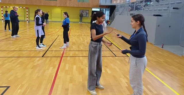 photo  ludovic piau (à gauche) et les participants en plein atelier, lors de cette matinée consacrée à l’arbitrage, avec les jeunes de la ctc terre de layon.  &copy;  co 