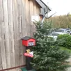 photo le père noël a installé sa boîte aux lettres près de la grange. les enfants peuvent d’ores et déjà y déposer leurs lettres.
