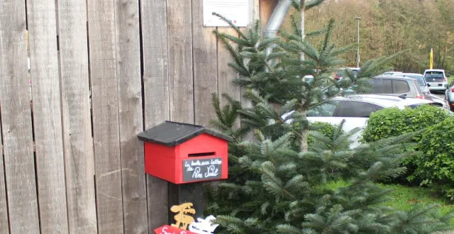 photo  le père noël a installé sa boîte aux lettres près de la grange. les enfants peuvent d’ores et déjà y déposer leurs lettres.  &copy;  le maine libre 