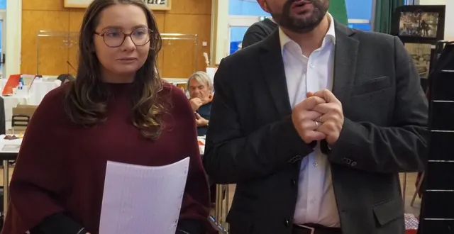 photo  maëlenn leroux et nicolas bouchereau lors de la remise des prix pour la dictée enfant.  &copy;  le maine libre 