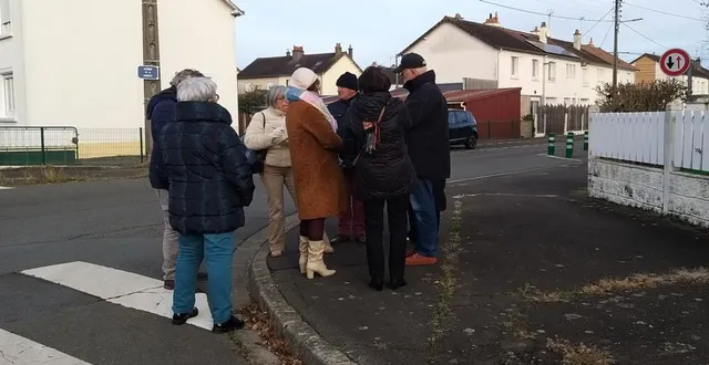 photo  la voiture était au centre des discussions de la visite de quartier de samedi.  &copy;  ouest-france 