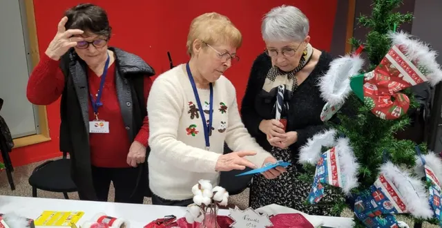 photo  des bénévoles du groupe mali arnage sur leurs stands lors du marché de noël l’année dernière.  &copy;  ouest-france 