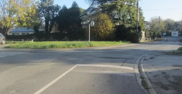 photo  au premier plan, le carrefour de la rue des billots, et, au fond à droite, celui de la rue de la chapelle et du coteau-trioche.  &copy;  ouest-france 