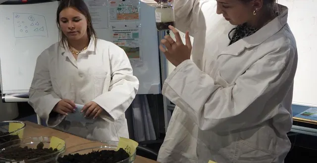 photo  les élèves menent des expériences.  &copy;  ouest-france 