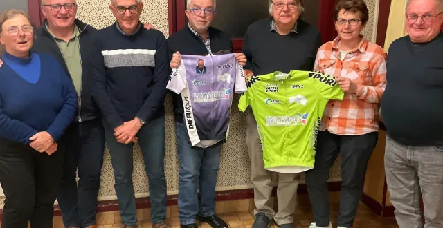 photo  le président du comité d’organisation, jean-pierre henry (troisième à droite) avec son bureau, les représentants de la municipalité et le président du comité de normandie, bernard sineux (premier à droite).  &copy;  ouest-france 