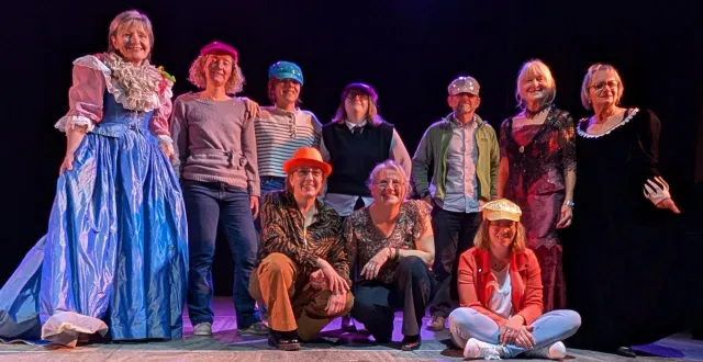 photo  quelques comédiennes de l'atelier théâtre dont catherine brilland et monique jouatel, debout à droite, soeurs dans les femmes savantes  &copy;  ouest-france 