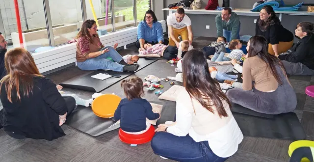 photo  élodie roupenel, avec son atelier massage bien-être, a permis aux parents de prendre confiance pour masser leurs petits.  &copy;  ouest-france 
