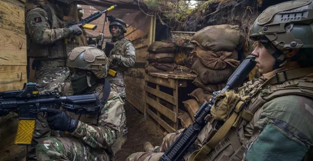 photo  champagné, mardi 18 novembre 2025. trente marsouins de la section du lieutenant alban ont participé à cet exercice de démonstration de deux heures.  &copy;  le maine libre - denis lambert 