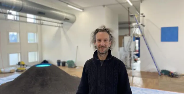 photo  l’artiste plasticien jérôme lavenir expose à 2 angles au pôle d’économie et solidaire à saint-georges-des-groseillers, dans l’orne.  &copy;  ouest-france 