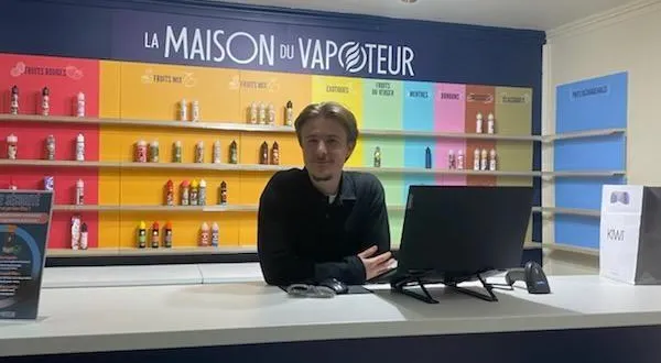 photo  rémy levrard derrière le comptoir de sa nouvelle boutique.    &copy;  la maison du vapoteur – rémy levrard 