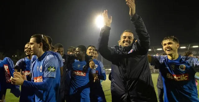 photo  entouré des joueurs de l’ancienne château-gontier, corentin bouchard ne cachait pas sa joie lors du succès des siens au 7e tour de la coupe de france face à quimperlé (9-0), samedi 15 novembre 2025. une compétition où il a déjà atteint le graal, la finale, en 2018 avec les herbiers en tant qu’analyste vidéo.  &copy;  paul mc carthy 