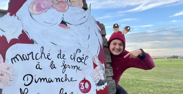 photo  violette richard, tout sourire, prend la pose à l’entrée de la ferme des marouettes, qui organise son marché de noël dimanche 30 décembre.  &copy;  co 