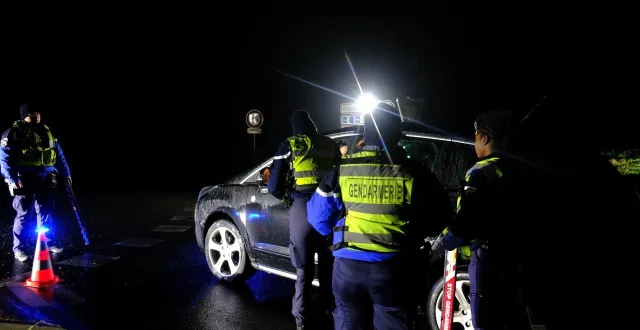 photo  les gendarmes ont mené une importante opération de contrôles, dimanche 23 novembre 2025, à partir de 4 h du matin à la sortie d’une boîte de nuit angevine.  &copy;  ouest-france 